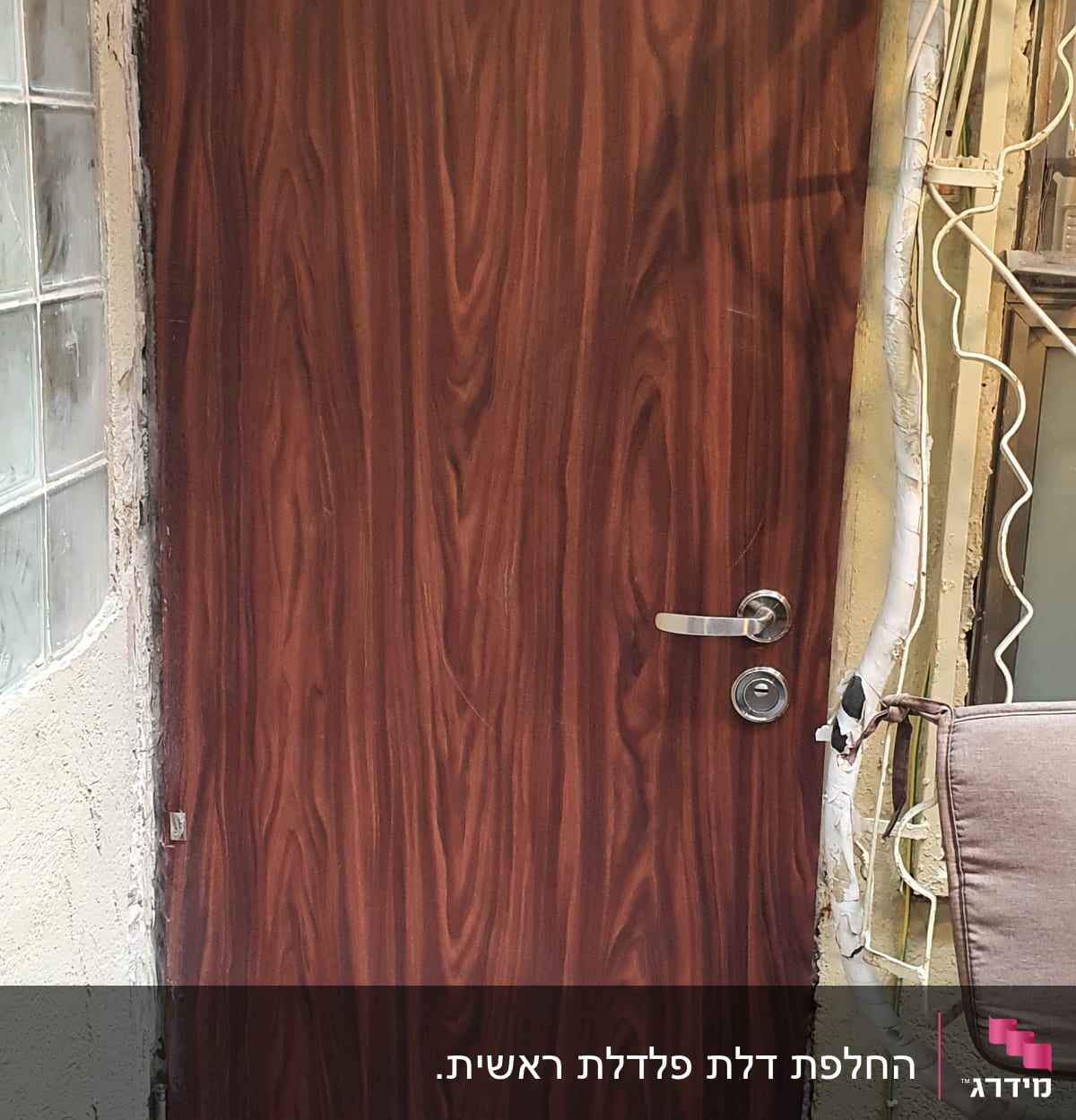 דלת עץ עם ידית מתכת ומנעול